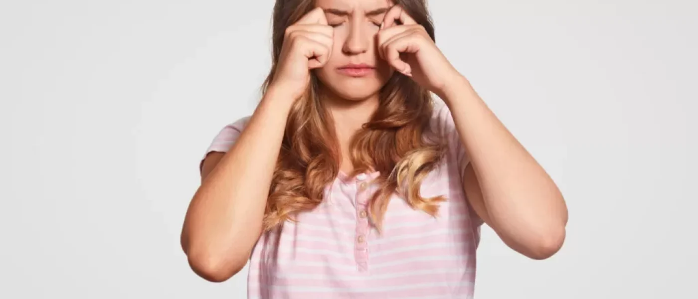 foto-de-jovem-descontente-esfrega-os-olhos-sendo-de-baixo-espirito-veste-roupas-domesticas-casuais-coloca-em-branco-mulher-dormia-mal-a-noite-conceito-de-cama-pessoas-e-cansaco-1024x683